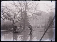 Inondations devant un grand bâtiment.
