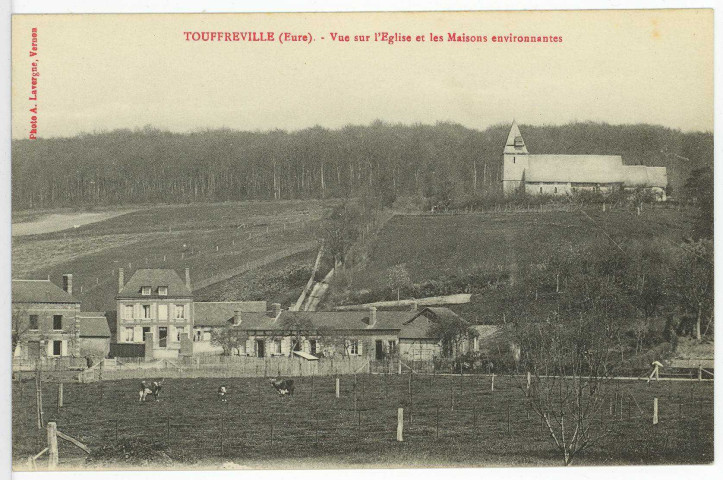 Touffreville. Vue sur l'Eglise et les maisons environnantes.