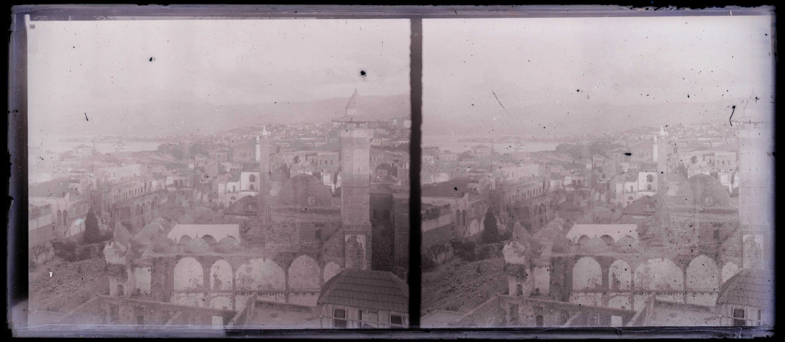 Vue des hauteurs d'une ville, du minaret et de ses mausolées.