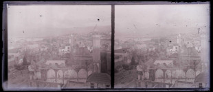 Vue des hauteurs d'une ville, du minaret et de ses mausolées.