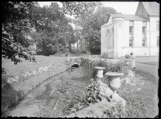 Jardin et rivière de l'abbaye Notre-Dame de Fontenelle de Saint-Wandrille-Rançon (Seine-Maritime).