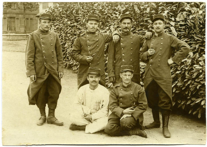 Evreux-Ville. Soldats en permision.