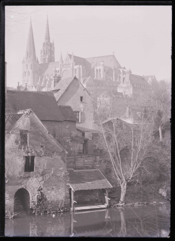 Canaux et lavoirs, au loin la cathédrale de Chartres (Eure-et-Loir).