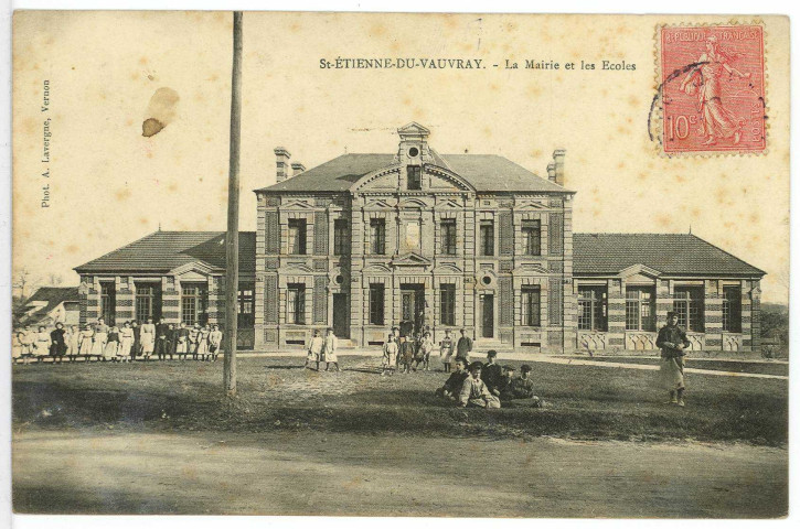 Saint-Etienne-du-Vauvray. La Mairie et les Ecoles.