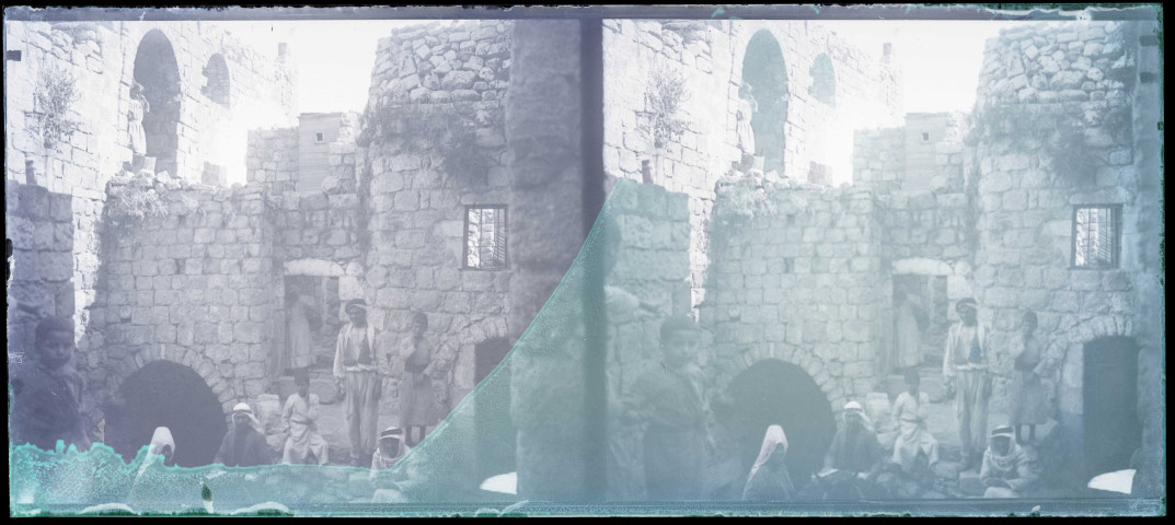 Groupe de personnes à l'intérieur des fortifications.