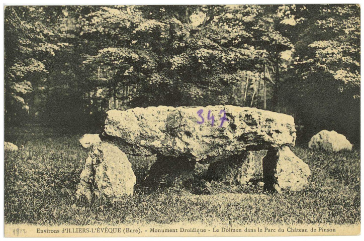 Illiers-l'Evêque. Le Dolmen dans le Parc du Château de Pinson.
