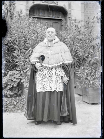 Le chanoine Le Fournier en habit sacerdotal.