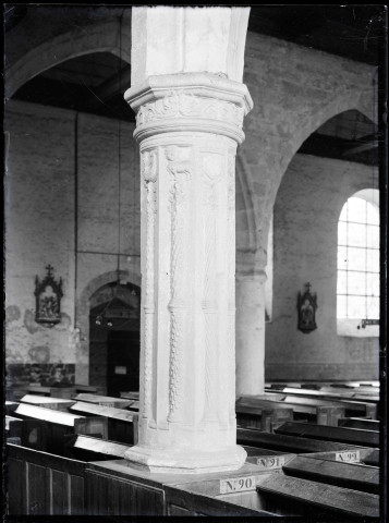 Détail d'une des piles sculptées de la nef de l'église Saint-Martin de Veules-les-Roses (Seine-Maritime)