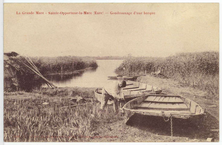 Sainte-Opportune-la-Mare. La Grande Mare - Goudronnage d'une barque.