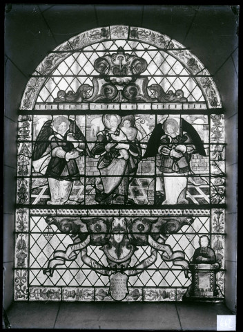 Vitraux de l'église du Planquay (Eure), représentant la Vierge à l'enfant et les archanges.