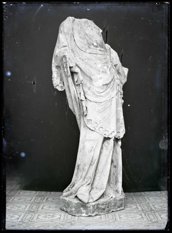 Statue de la Vierge à l'enfant de Lisors (Eure), détail de draperie.
