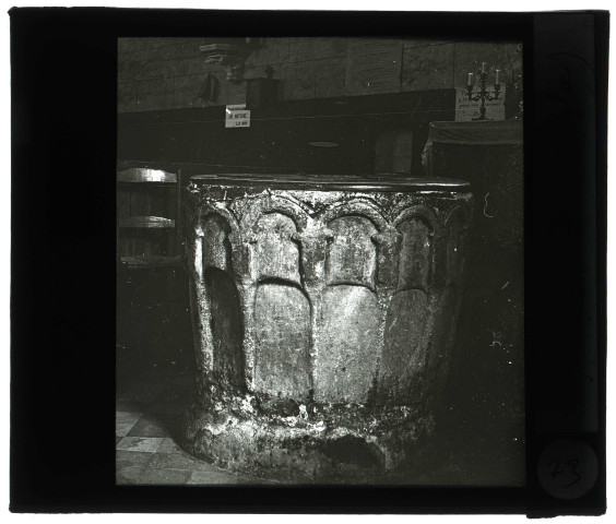 Église de Capelle-les-Grands (Eure), fonts baptismaux.