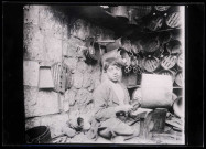 Jeune garçon dans un atelier d'ustensiles de cuisine.