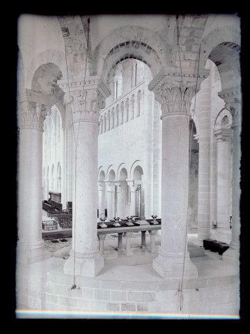 Arcade du rond-point du déambulatoire et maître-autel de l'église Saint-Benoit de Saint-Benoit-sur-Loire (Loiret).