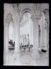 Arcade du rond-point du déambulatoire et maître-autel de l'église Saint-Benoit de Saint-Benoit-sur-Loire (Loiret).