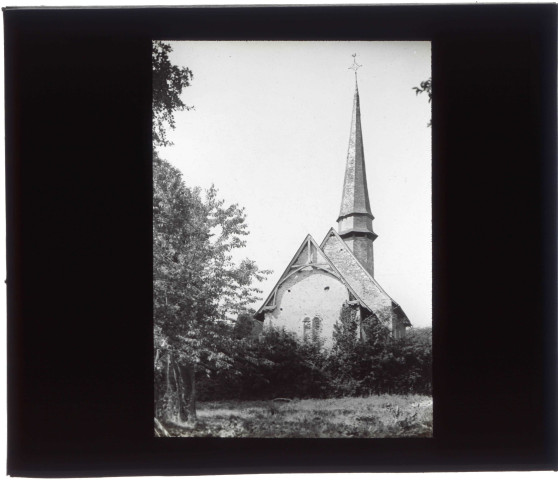 Vue du chevet de l'église de Ménesqueville (Eure).