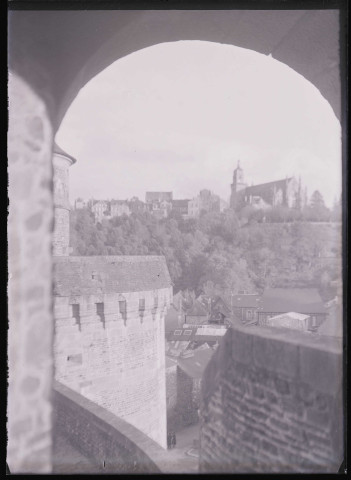 Détail de maçonnerie d'une tour des remparts de Fougères (Ille-et-Vilaine), avec au loin l'église Saint-Léonard
