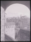 Détail de maçonnerie d'une tour des remparts de Fougères (Ille-et-Vilaine), avec au loin l'église Saint-Léonard