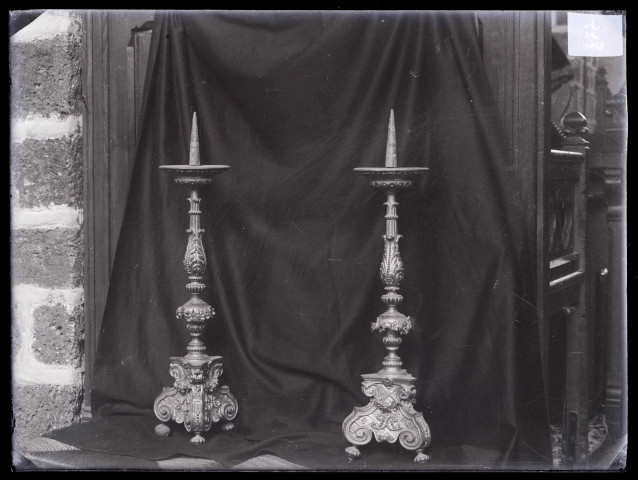 Église de Broglie (Eure), chandeliers.