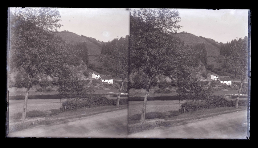 Rivière traversant la campagne du Luxembourg.
