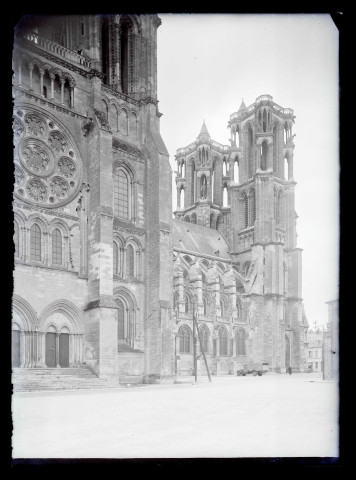 Façade latérale et tours de la cathédrale Notre-Dame de Laon (Aisne).