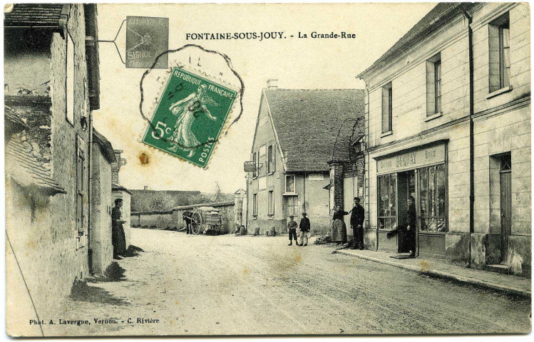 Fontaine-sous-Jouy. La Grande-Rue.
