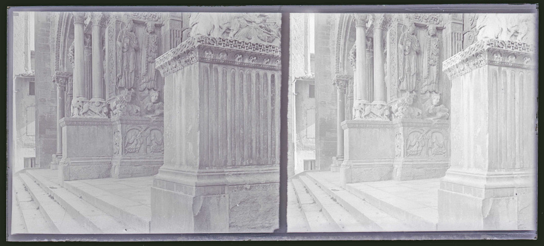 Entrée de bâtiment à colonnes ornementées d'animaux, à Arles (Bouches-du-Rhône).