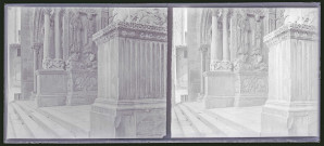 Entrée de bâtiment à colonnes ornementées d'animaux, à Arles (Bouches-du-Rhône).