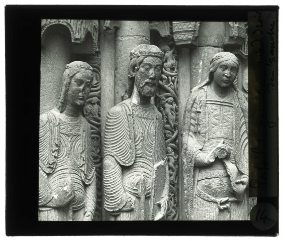 Cathédrale Notre-Dame de Chartres (Eure-et-Loir), portail royal, porte gauche, ébrasement gauche, détail deux reines et un roi.