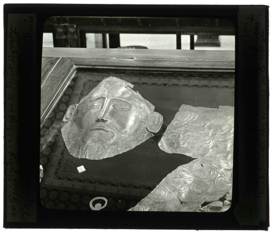 Musée d'Athènes (Grèce), masque funéraire d'Agamemnon à Mycènes (Grèce).