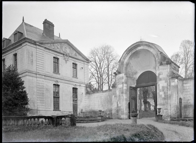 Revers du grand portail et bâtiment de l'abbaye Notre-Dame de Fontenelle de Saint-Wandrille-Rançon (Seine-Maritime).