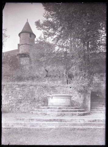 Jardin et puits au pied des remparts du château de Fougères (Ille-et-Vilaine).