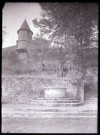 Jardin et puits au pied des remparts du château de Fougères (Ille-et-Vilaine).