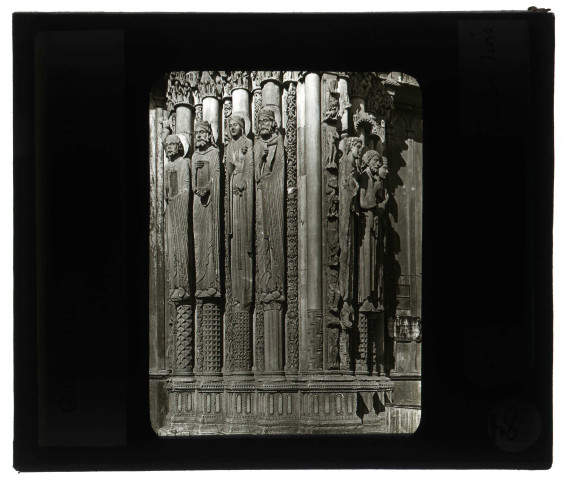 Cathédrale Notre-Dame de Chartres (Eure-et-Loir), portail royal, porte centrale, ébrasement droit et ébrasement gauche de la porte droite, statues colonnes.