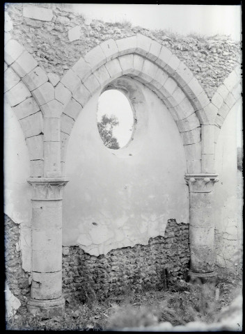 Colonnes et chapiteaux d'édifice de l'église en ruines de Villerets, à Écouis (Eure).