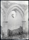 Colonnes et chapiteaux d'édifice de l'église en ruines de Villerets, à Écouis (Eure).