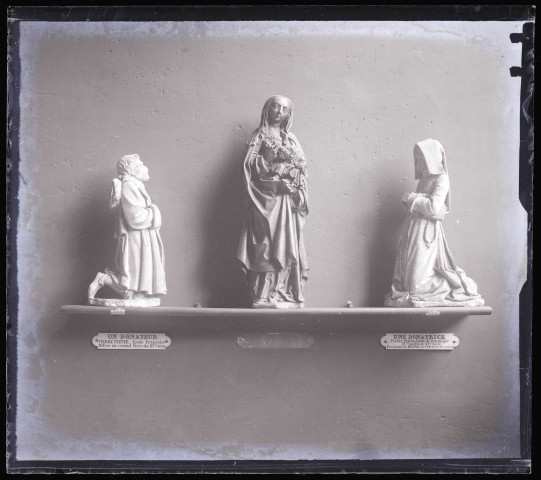 Statues d'une Vierge à l'enfant et de deux donateurs, exposées au musée du Trocadéro de Paris (Seine).