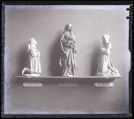 Statues d'une Vierge à l'enfant et de deux donateurs, exposées au musée du Trocadéro de Paris (Seine).