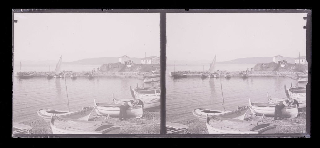 Bateaux et pêcheurs dans un petit port d'Italie.