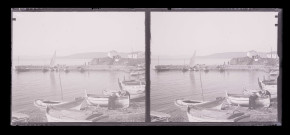 Bateaux et pêcheurs dans un petit port d'Italie.