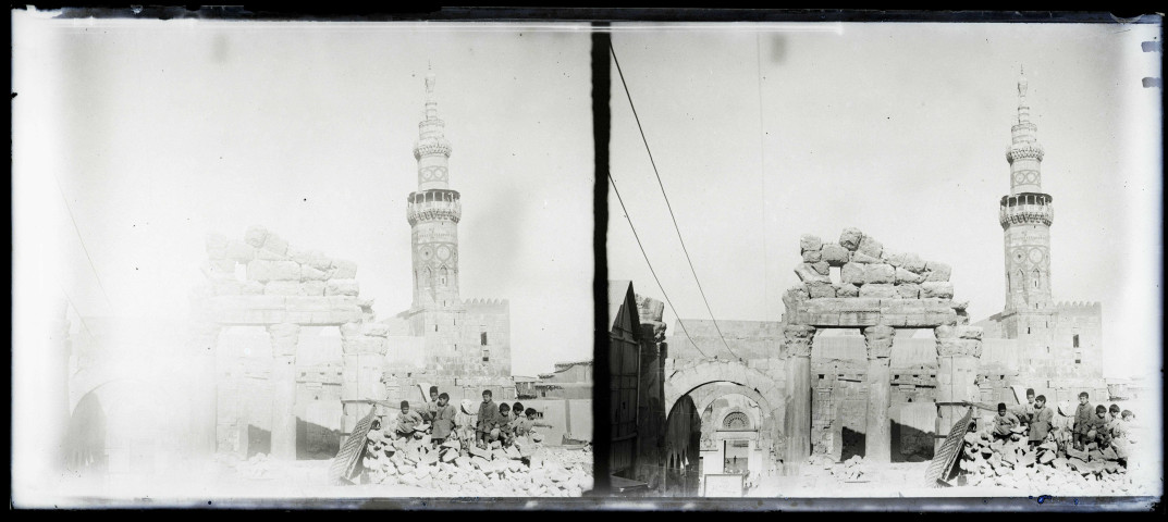 Ruines au pied du minaret de Damas (Syrie).