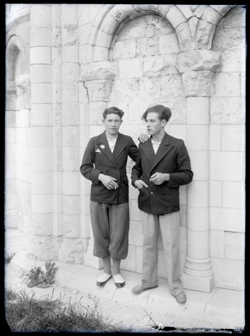 Portrait de jeunes hommes à la cigarette.
