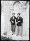 Portrait de jeunes hommes à la cigarette.