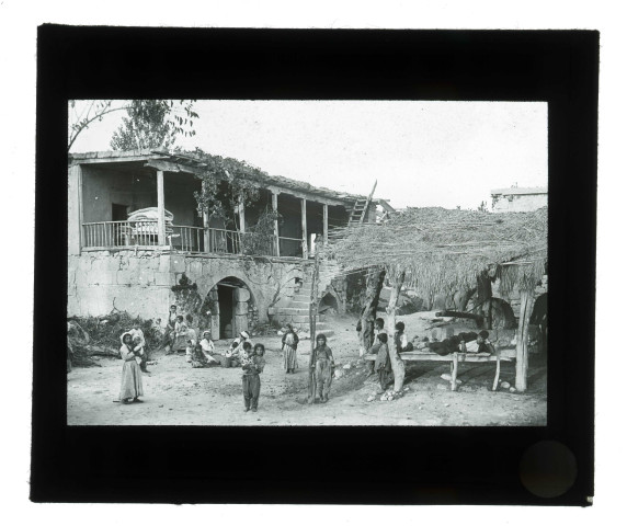 Femmes et enfants dans la cour d'une habitation traditionnelle.