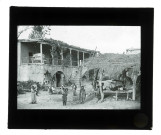 Femmes et enfants dans la cour d'une habitation traditionnelle.
