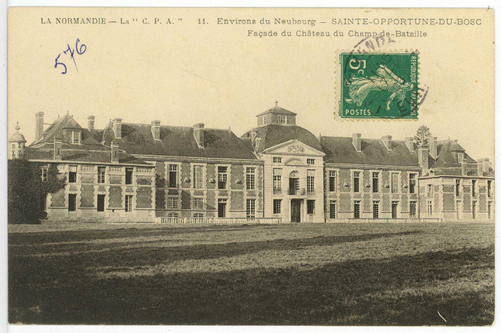 Sainte-Opportune-du-Bosc. Façade du Château du Champ de Bataille.