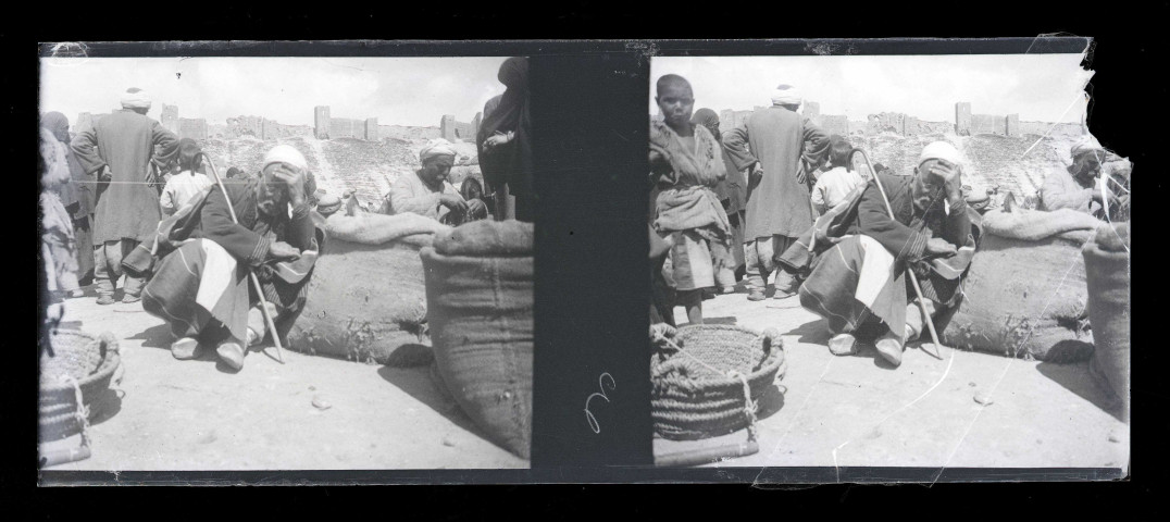 Scène de marché au pied de la citadelle d'Alep (Syrie).