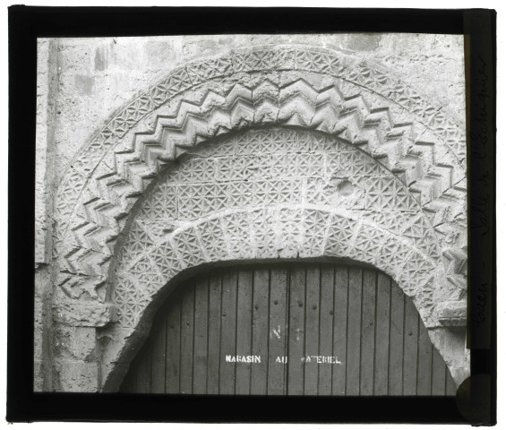 Château de Caen (Calvados), salle de l'Échiquier, portail roman.