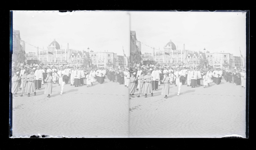 Procession de la Vierge au Monument de Jeanne d'Arc et à la basilique Notre-Dame de Bonsecours (Seine-Maritime).