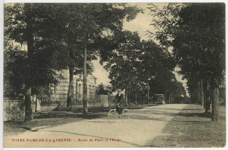Saint-Pierre-la-Garenne. Route de Paris et l'Ecole.